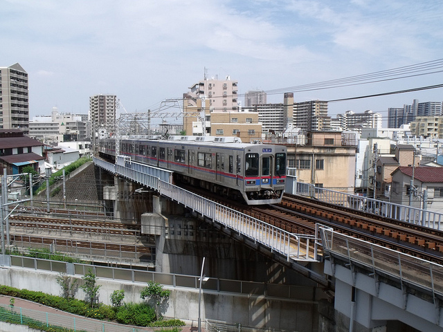 Keisei Main Line in action. Photo courtesy of Matt Maness (CC license).