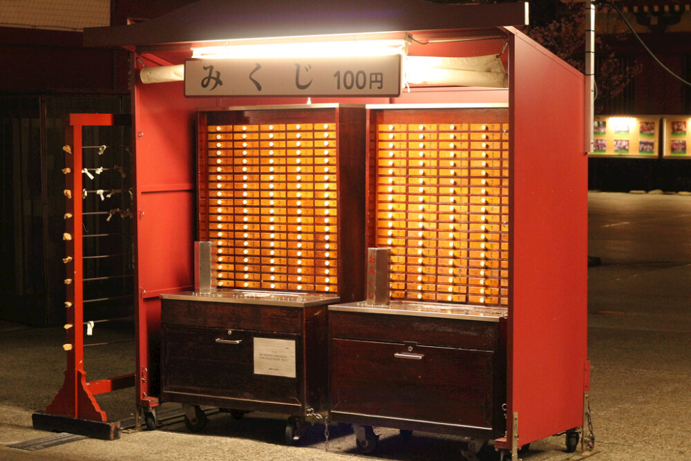 An omikuji stall. Photo credits: FunkBrothers (CC License).